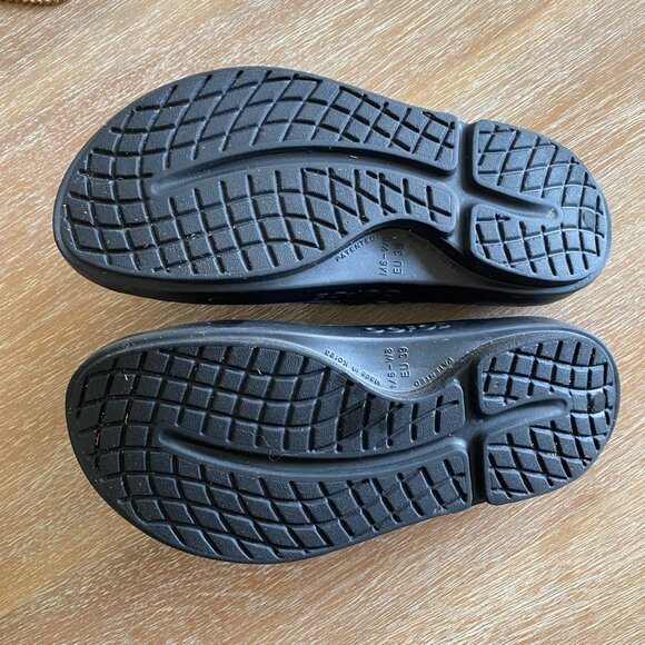 OOFOS Unisex Slide Recovery Footwear in Iridescent Snake Women’s 8 - Men’s 6 - Picture 4 of 7